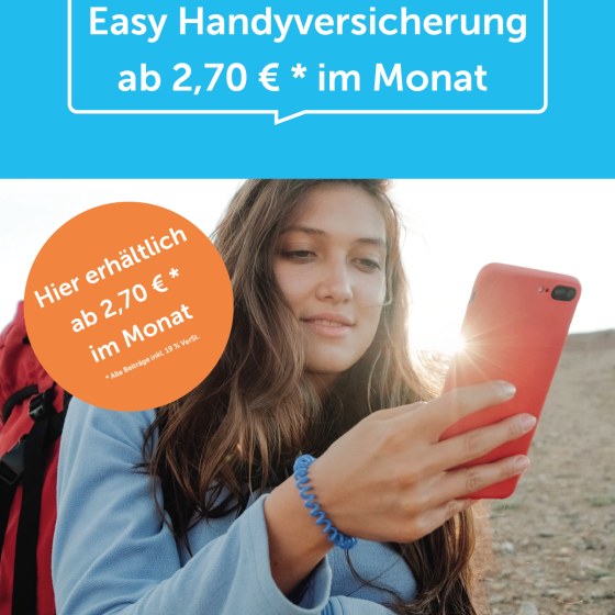 Junge Frau mit rotem iPhone zeigt Easy Handyversicherung ab 2,70 Euro pro Monat