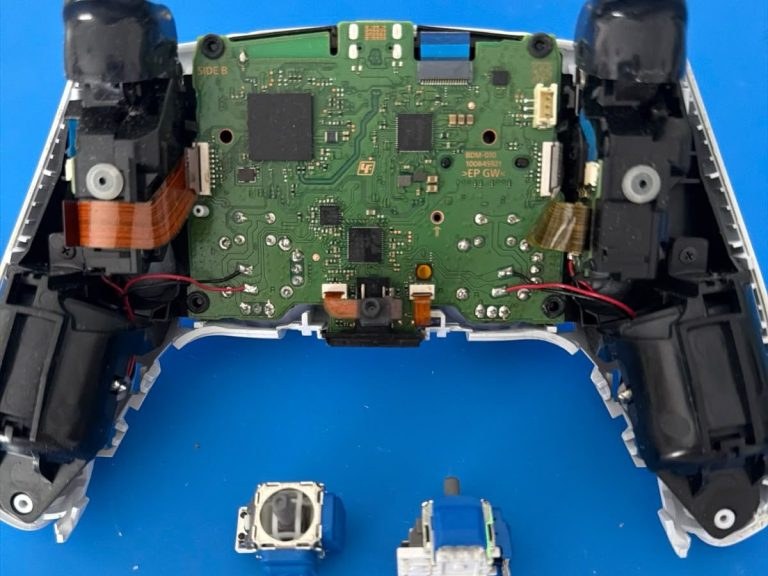 Geöffneter Controller auf der Reparaturmatte